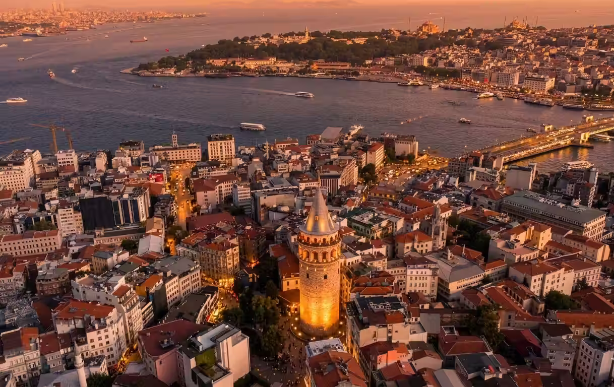 Estambul mostrando Galata Tower para la web de alimentación y productos turcos FORM